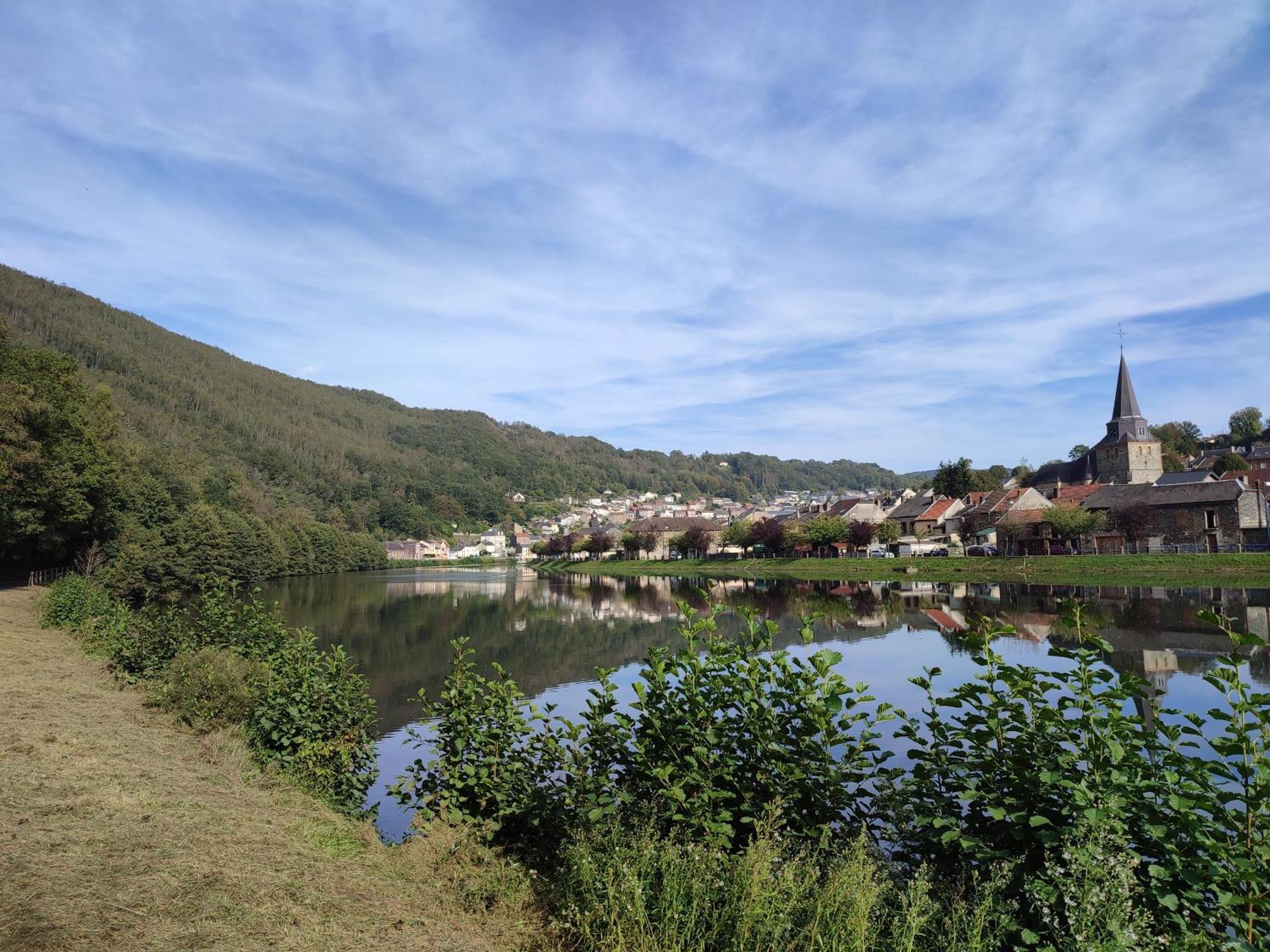 Entre Meuse Et Foret Revin  Luaran gambar